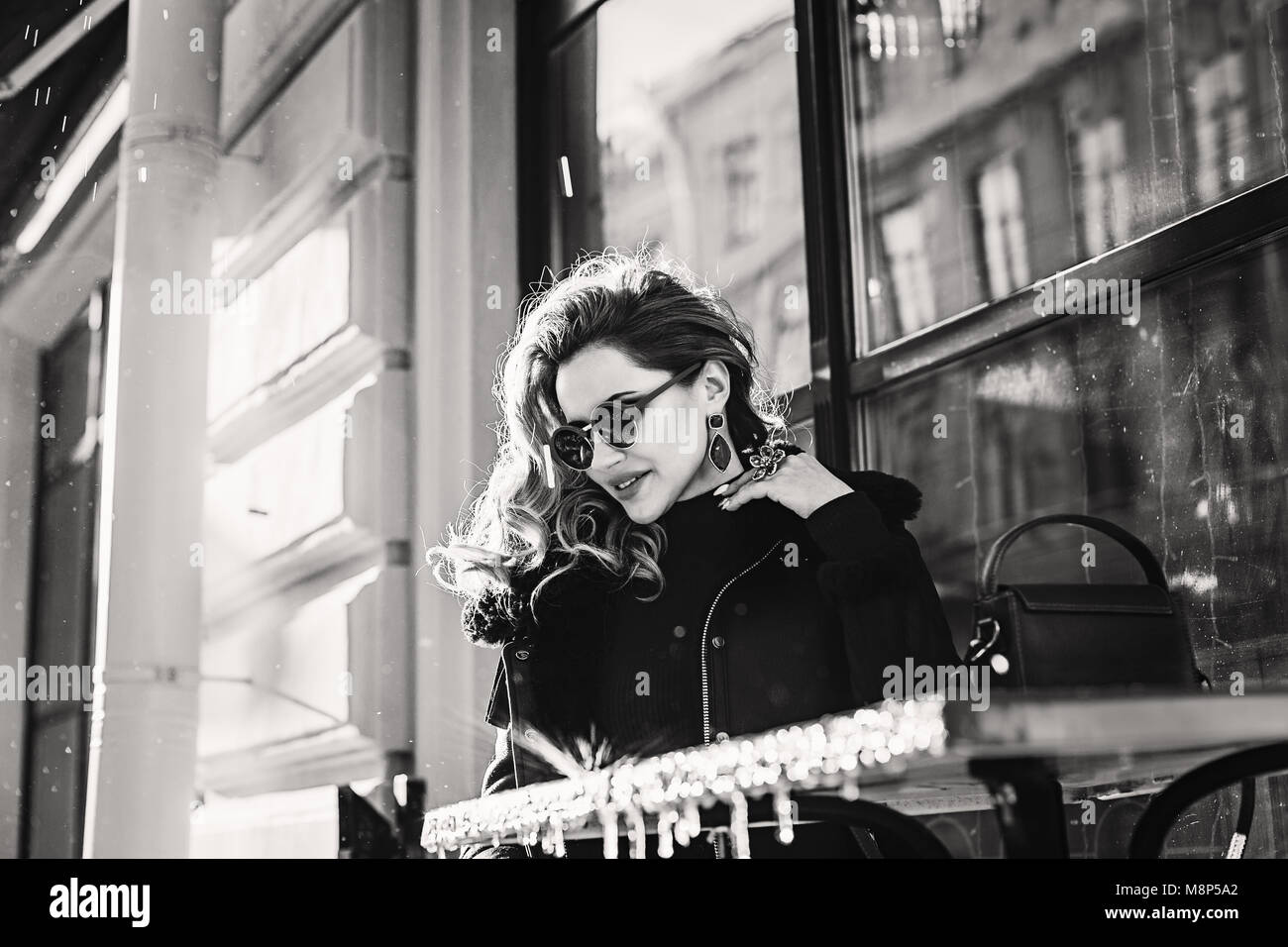 Moda Donna seduta in Street Cafe, foto in bianco e nero Foto Stock