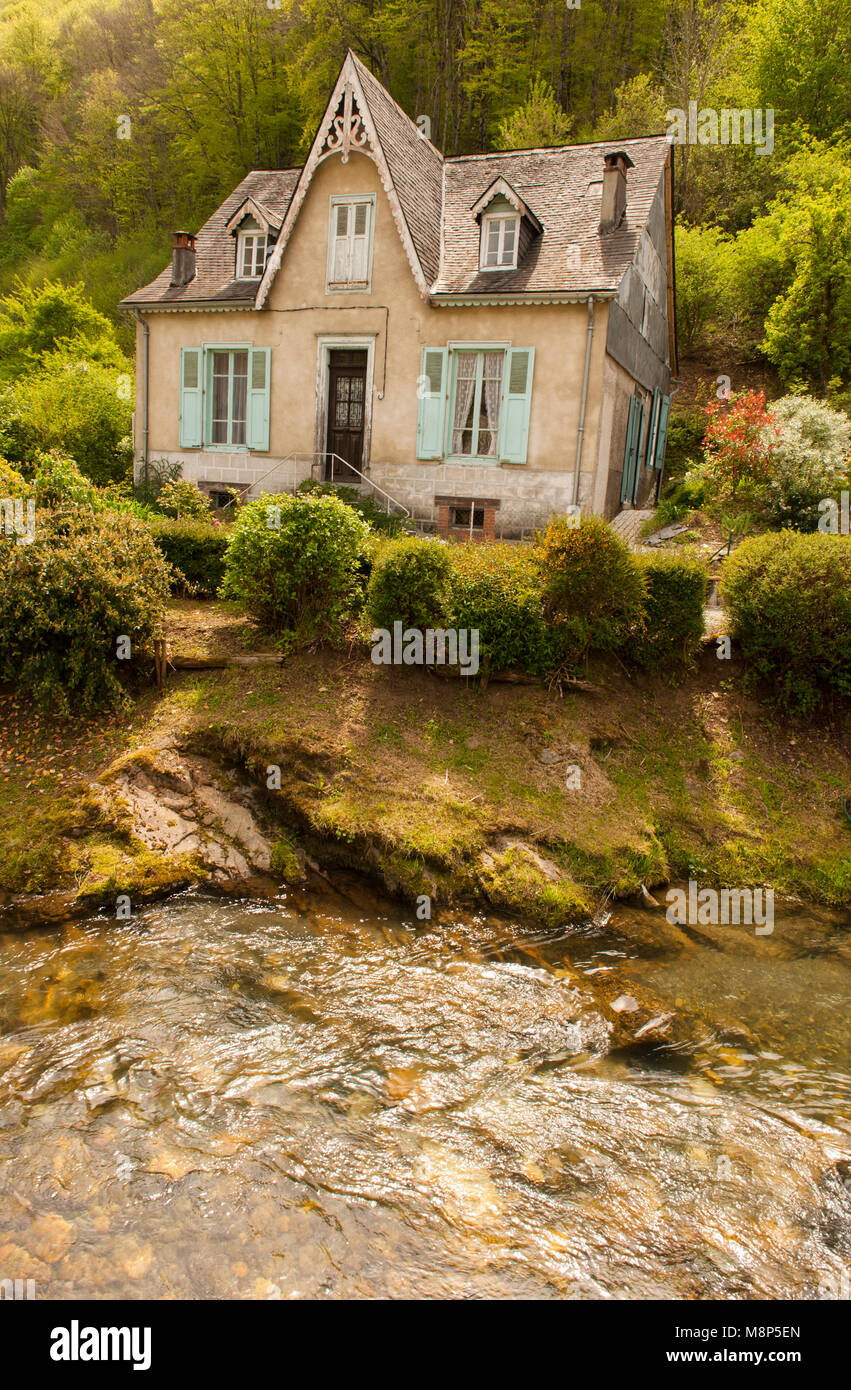 Casa privata sulle rive del fiume Bouigane, Saint-Lary, Ariège, Francia Foto Stock