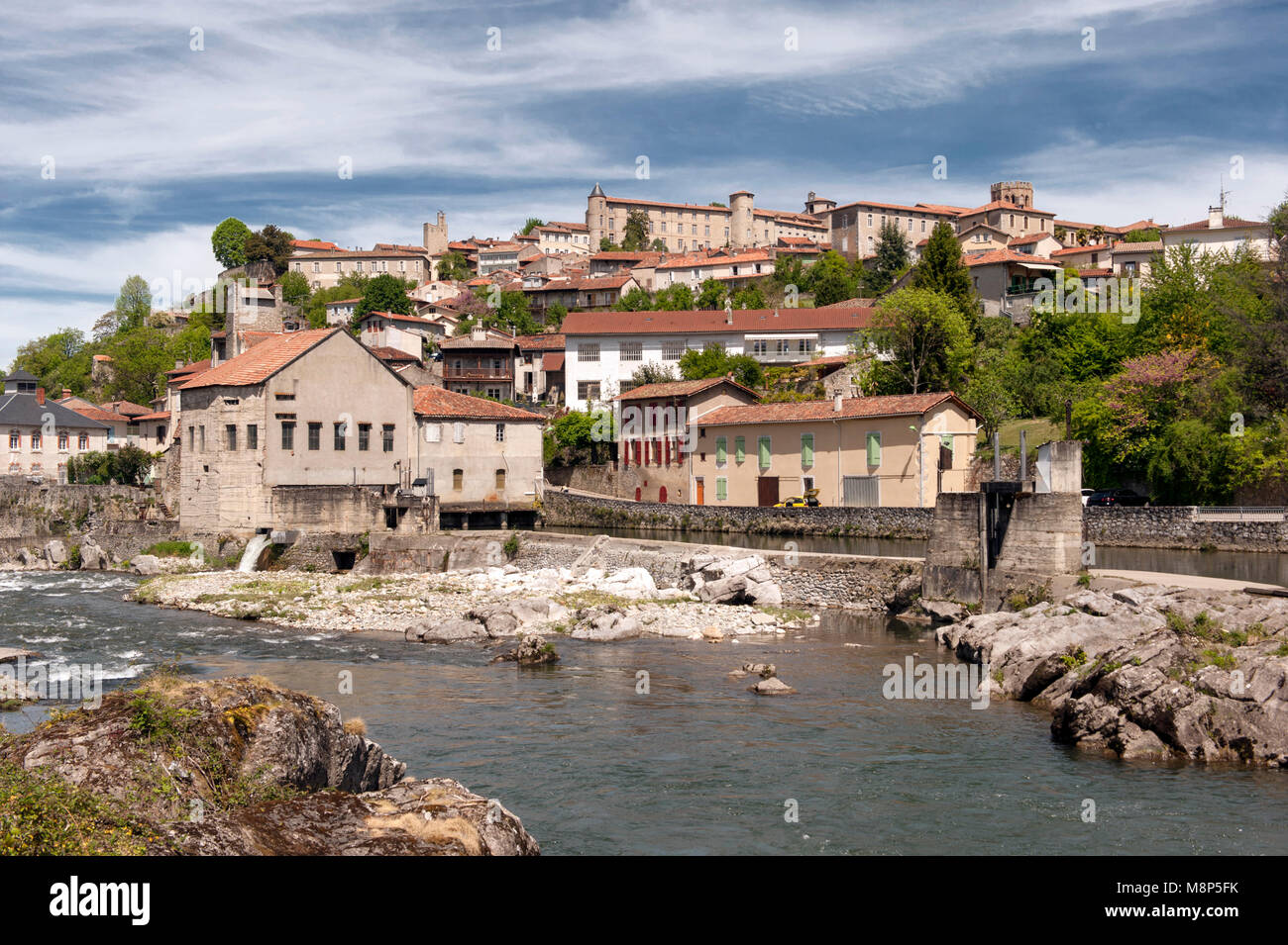 La città vecchia di Saint-Liziers sorge sulla riva destra del fiume Salat in Ariège, Occitanie, Francia Foto Stock