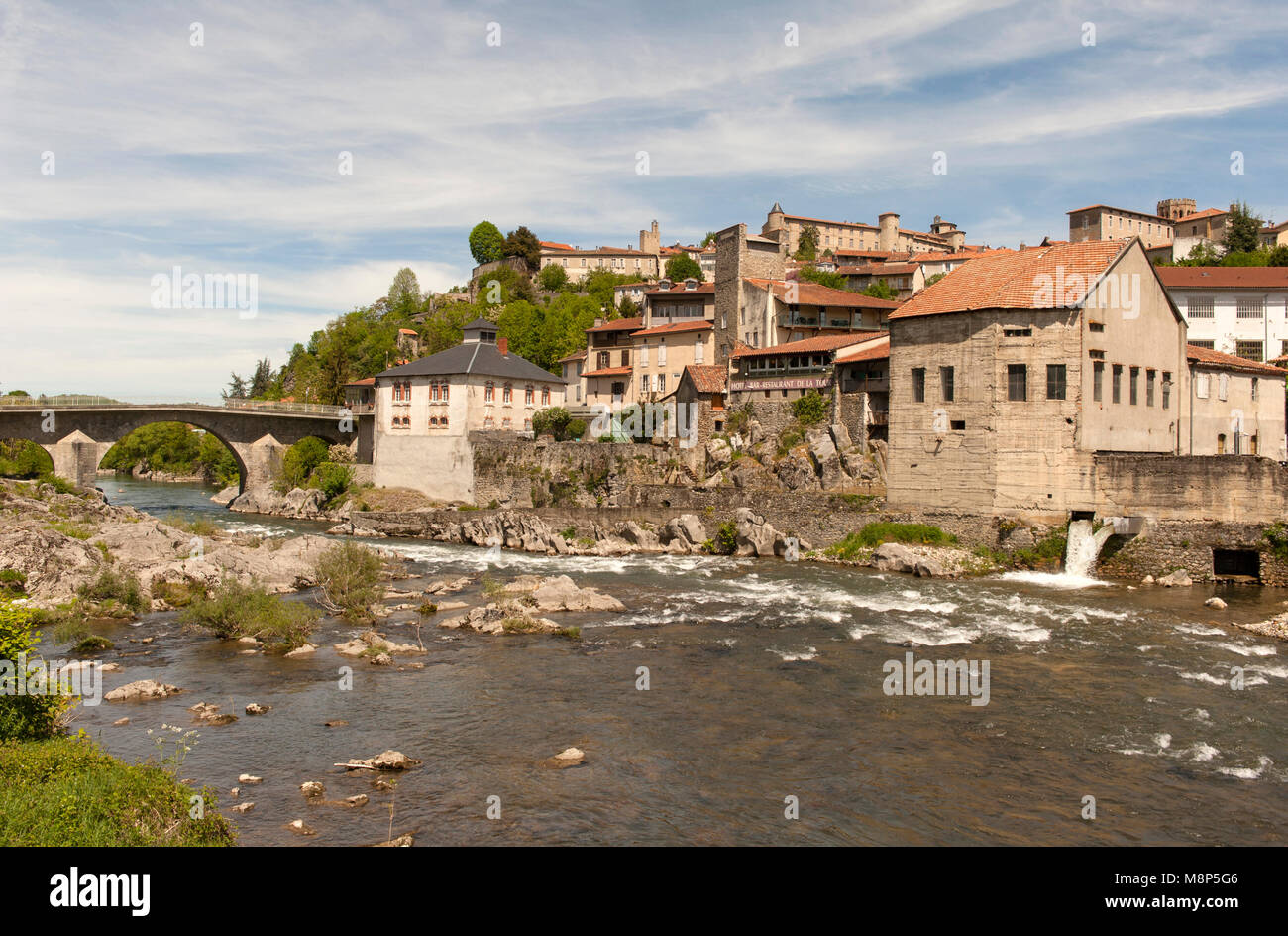 La città vecchia di Saint-Liziers sorge sulla riva destra del fiume Salat in Ariège, Occitanie, Francia Foto Stock
