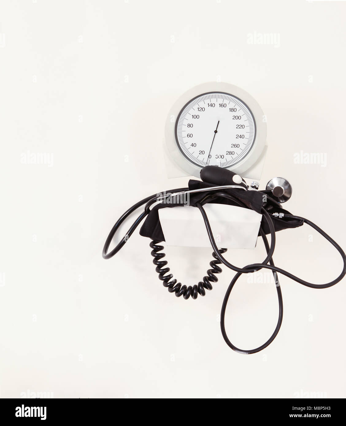 Sfigmomanometro medico isolato su sfondo bianco. Salute e concetto medico Foto Stock
