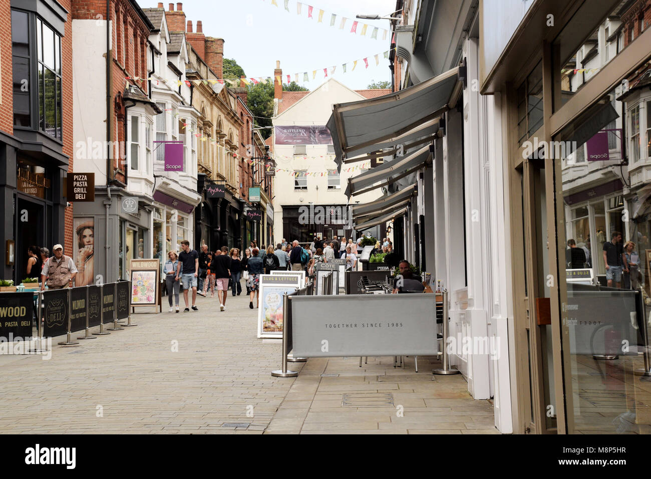 Lincoln High Street Viewing North, Pizza Pasta Grill Deli, Slug e Lettuce and Scope Shop Foto Stock