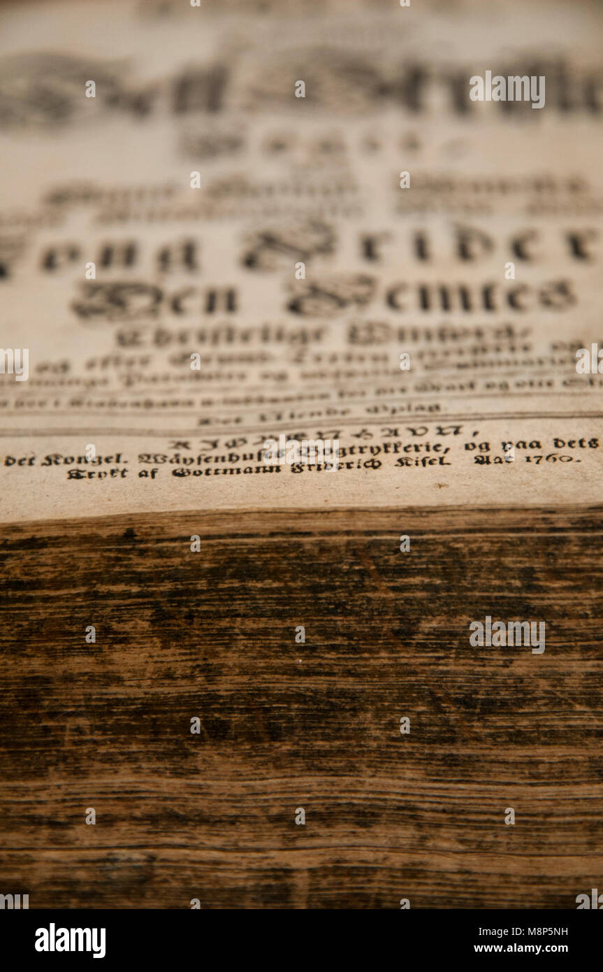 Titolo pagina di una famiglia la Bibbia a partire dal 1760. Stampato in Copenhagen durante il regno di Re Federico V. Lingua è danese. Foto Stock