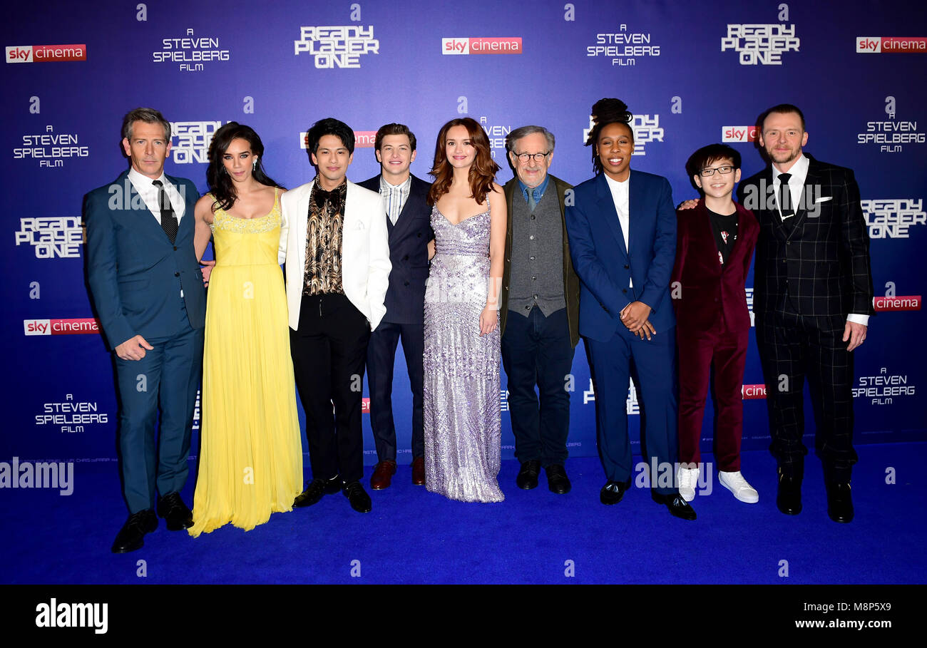 Il cast e la troupe di pronto il giocatore uno (da sinistra a destra) Ben Mendelsohn, Hannah John-Kamen, Win Morisaki, Tye Sheridan, Olivia Cooke, Steven Spielberg, Lena Waithe, Filippo Zhao e Simon Pegg frequentando la premiere europeo di pronto il giocatore uno tenuto presso la Vue West End nel quadrato di Leicester, Londra. Foto Stock