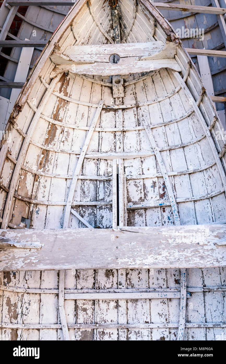 Newport Dory in attesa di restauro al Yacht Internazionale Scuola di Restauro, Newport, Rhode Island Foto Stock