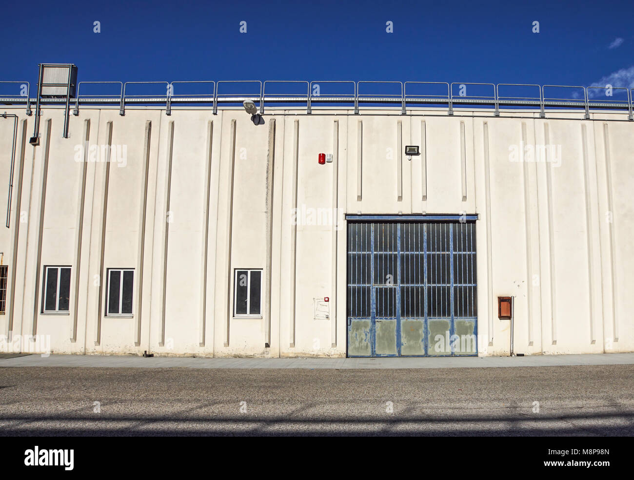 Porta di carico dei magazzini industriali. Porta industriale. Vista su uno cancelli del grande magazzino facciata. Vista frontale Foto Stock