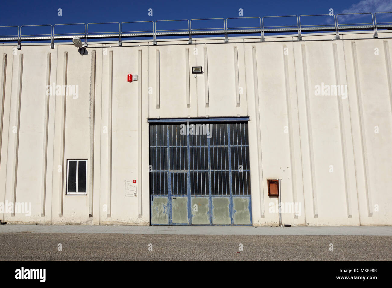 Porta di carico dei magazzini industriali. Porta industriale. Vista su uno cancelli del grande magazzino facciata. Vista frontale Foto Stock