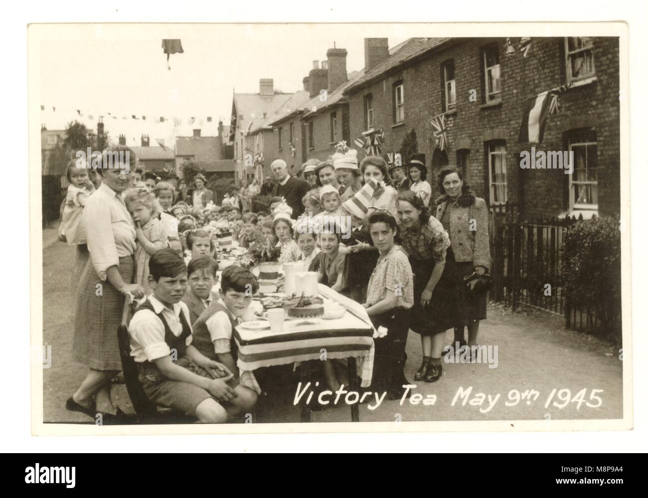 Originale festa di strada del tè della Vittoria dell'era WW2, 9 maggio 1945, per celebrare la fine della seconda guerra mondiale, Stanstead Abbotts, Hertfordshire orientale, Inghilterra, Regno Unito Foto Stock