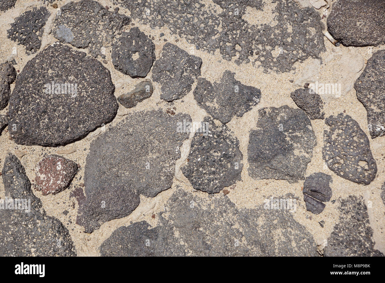 Il modello astratto di parete costruita con ciottoli e sabbia Foto Stock