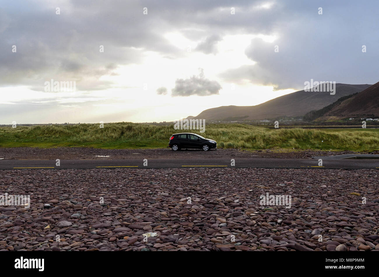 Lonely auto nella selvaggia natura irlandese Parco Nazionale del Connemara Foto Stock