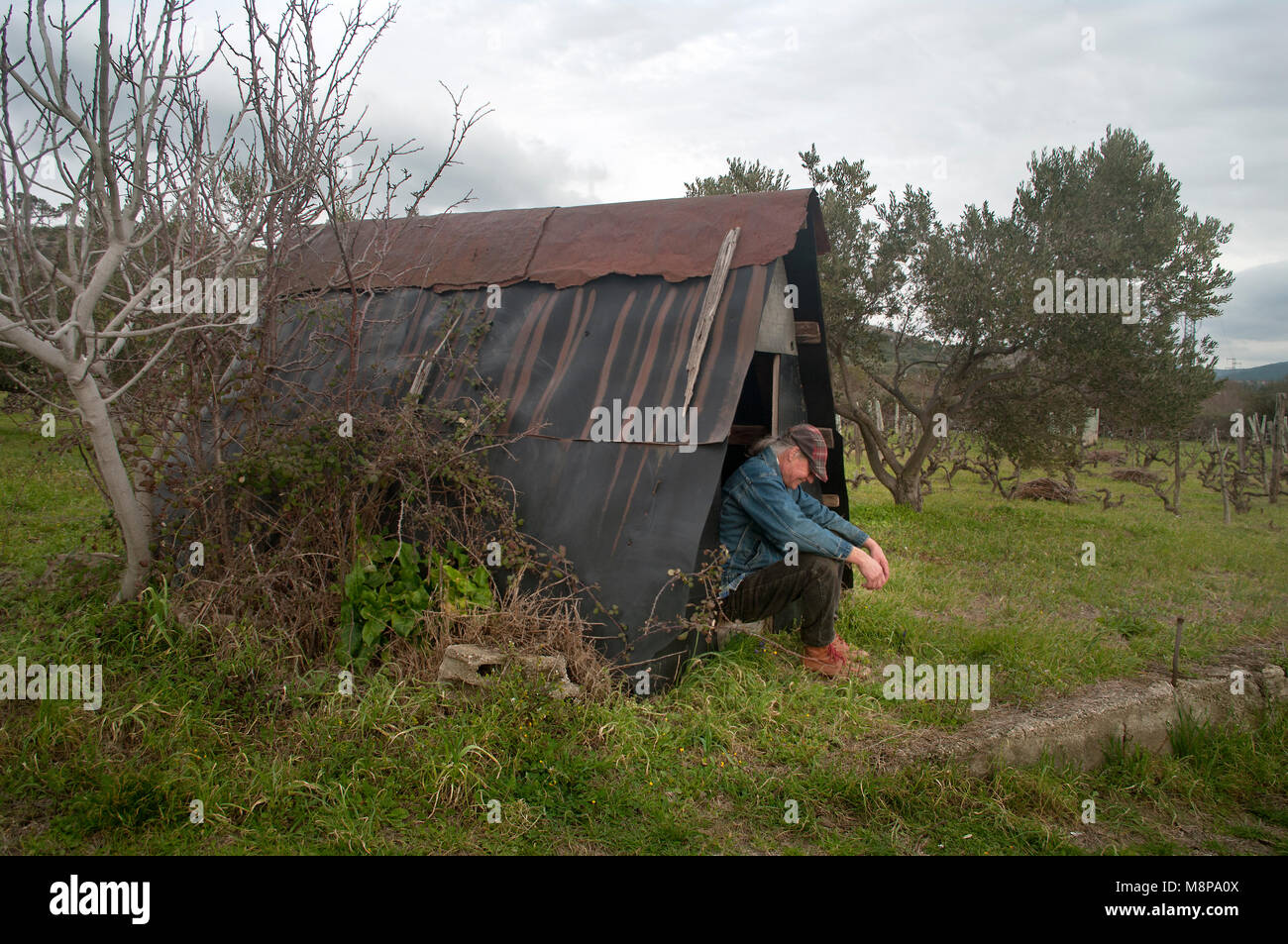 Uomo a sinistra tutto solo nel campo Foto Stock