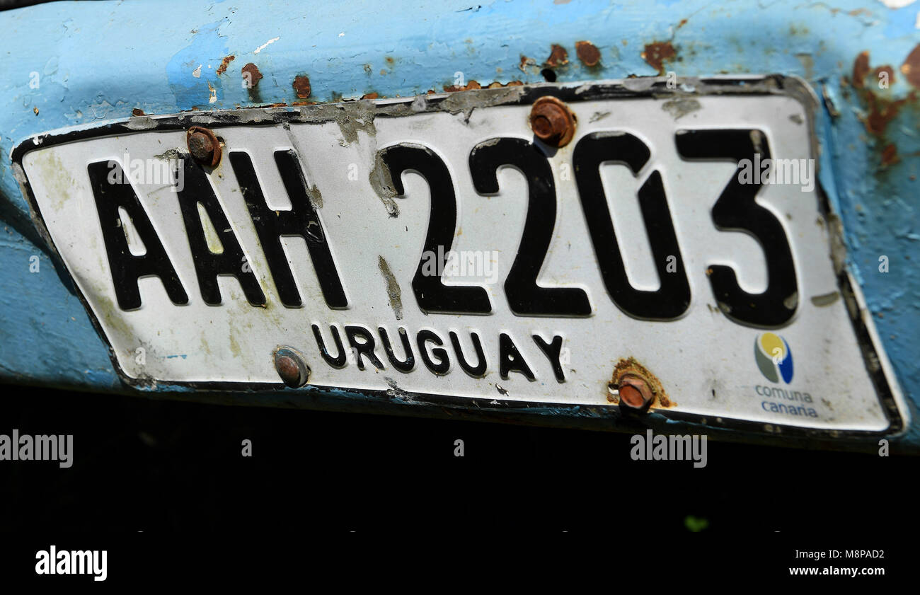 Scrapyard delle vecchie auto in Uruguay Foto Stock