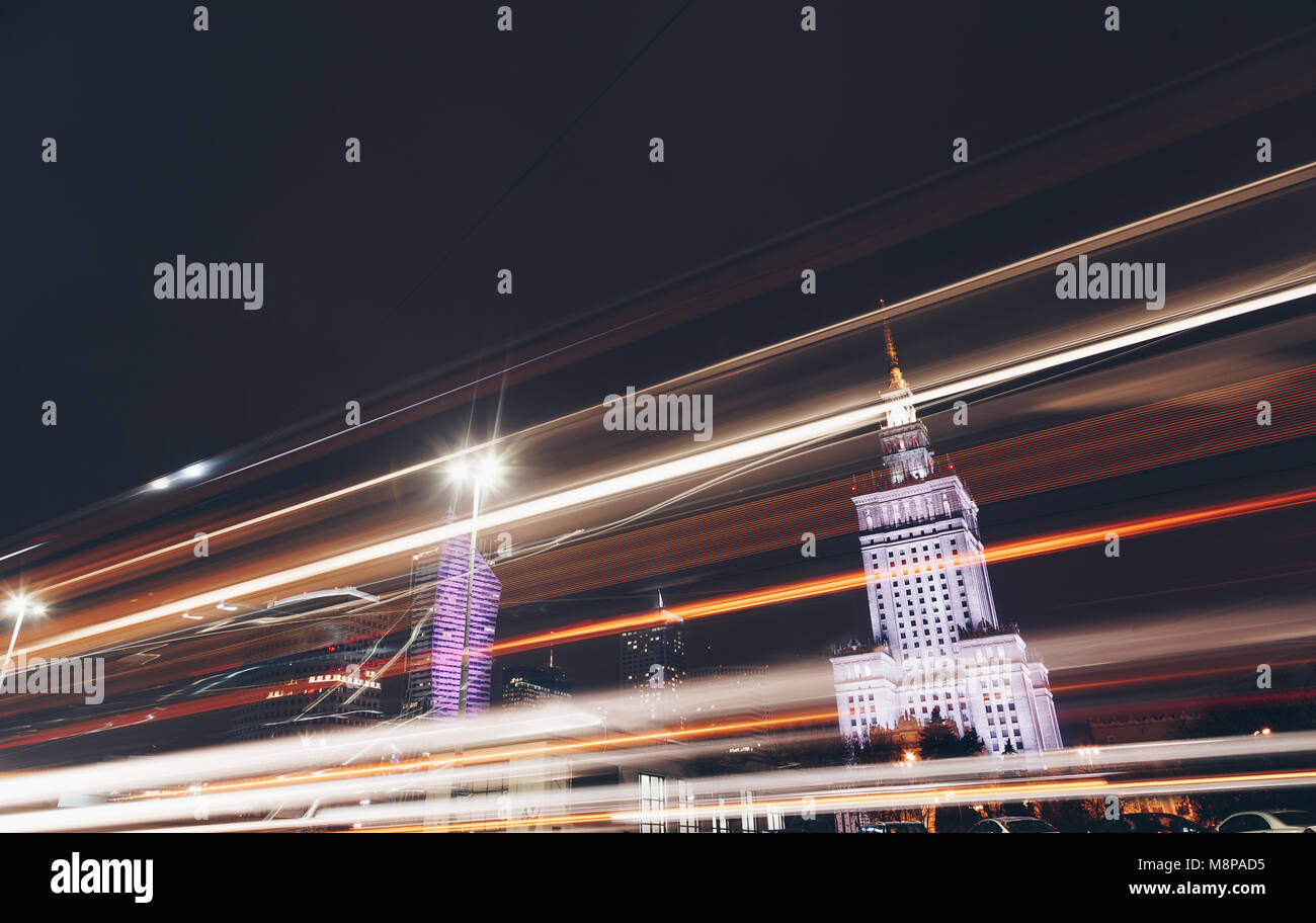 Città di notte in moto con sentieri per auto - Varsavia Capitale della Polonia - grattacieli moderni Foto Stock
