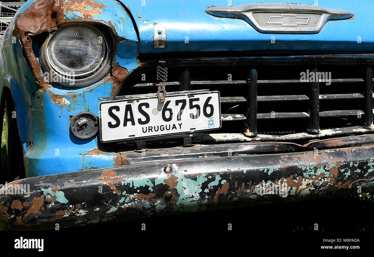 Scrapyard delle vecchie auto in Uruguay Foto Stock