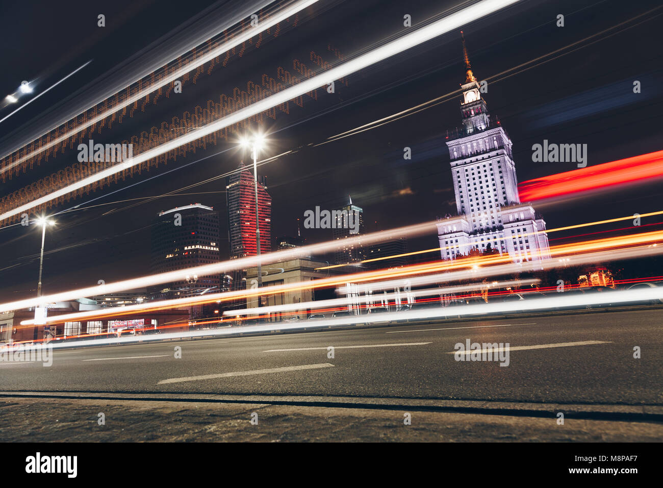 Notte traffico stradale in città con percorsi di luce di vetture - Varsavia - i moderni grattacieli Foto Stock