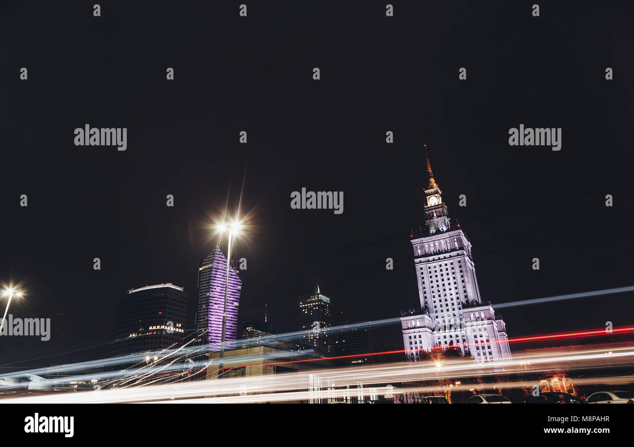 Luce di Varsavia percorsi su strada di Città di notte - auto sentieri di luce in Polonia Foto Stock