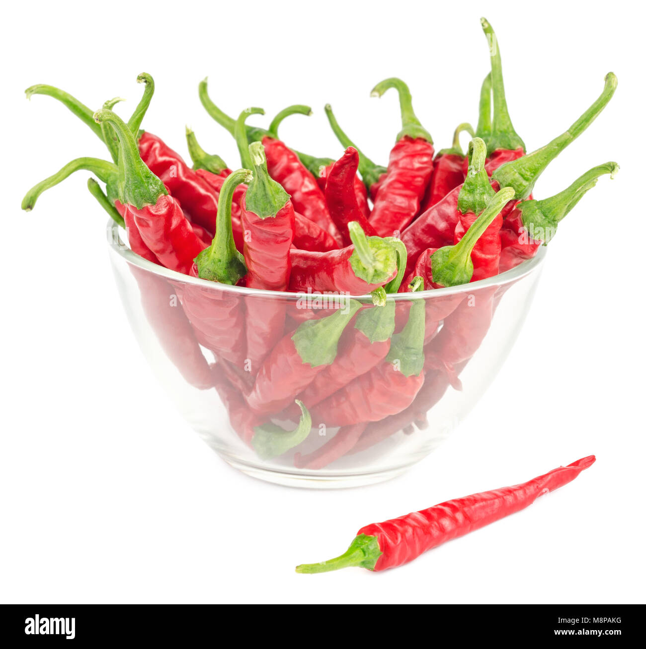 Peperoncino rosso in recipiente di vetro isolato su uno sfondo bianco. Foto Stock