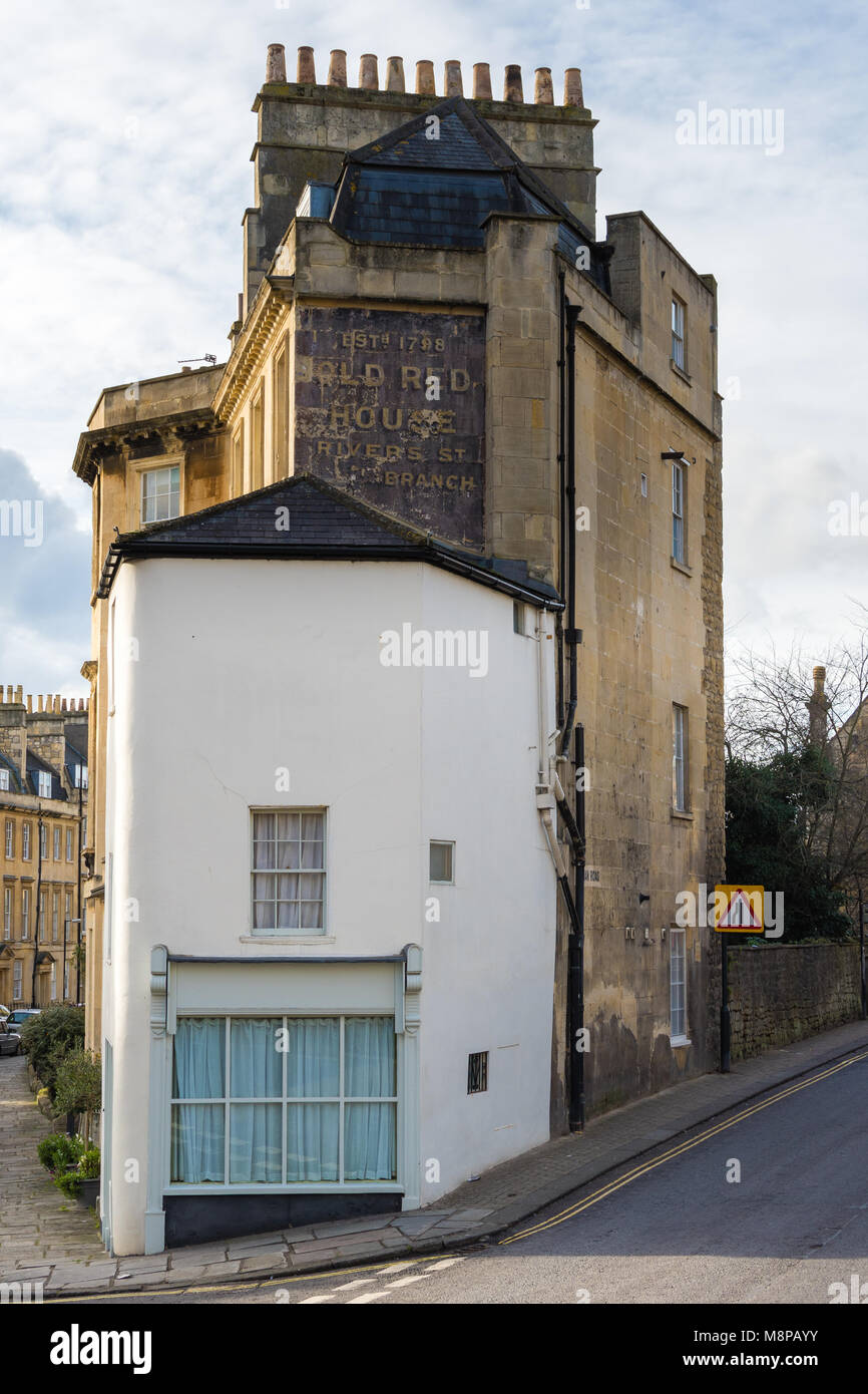 La Vecchia Casa Rossa ghost sign in bagno, UK. Edificio nel sito Patrimonio Mondiale dell'UNESCO con la vernice dalla storica azienda, sui fiumi Street Foto Stock