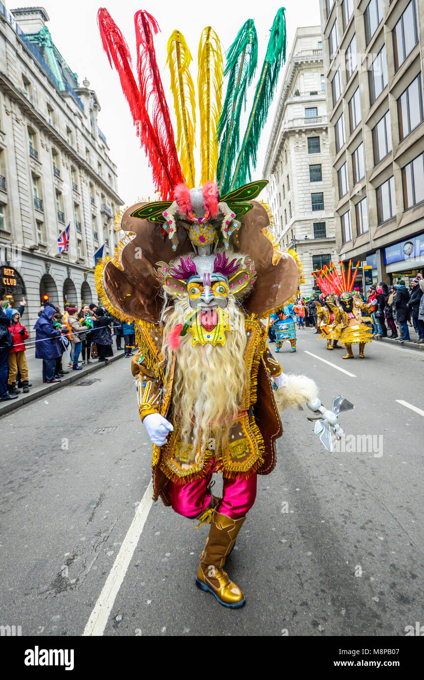Morenada Bloque Kantuta boliviano gruppo folk vestito in modo stravagante ballerini nella festa di San Patrizio Parade London 2018. Persone. Folla Foto Stock