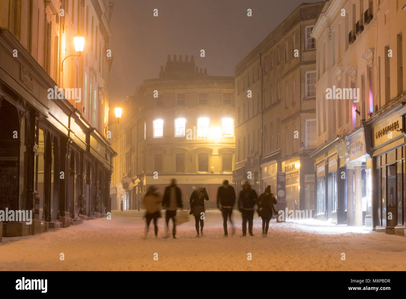 BATH, Regno Unito - 01 marzo 2018 l'Alta Via di notte nella neve, con la gente a piedi. Mangiare e fare Shopping area nel Patrimonio Mondiale UNESCO Città Foto Stock