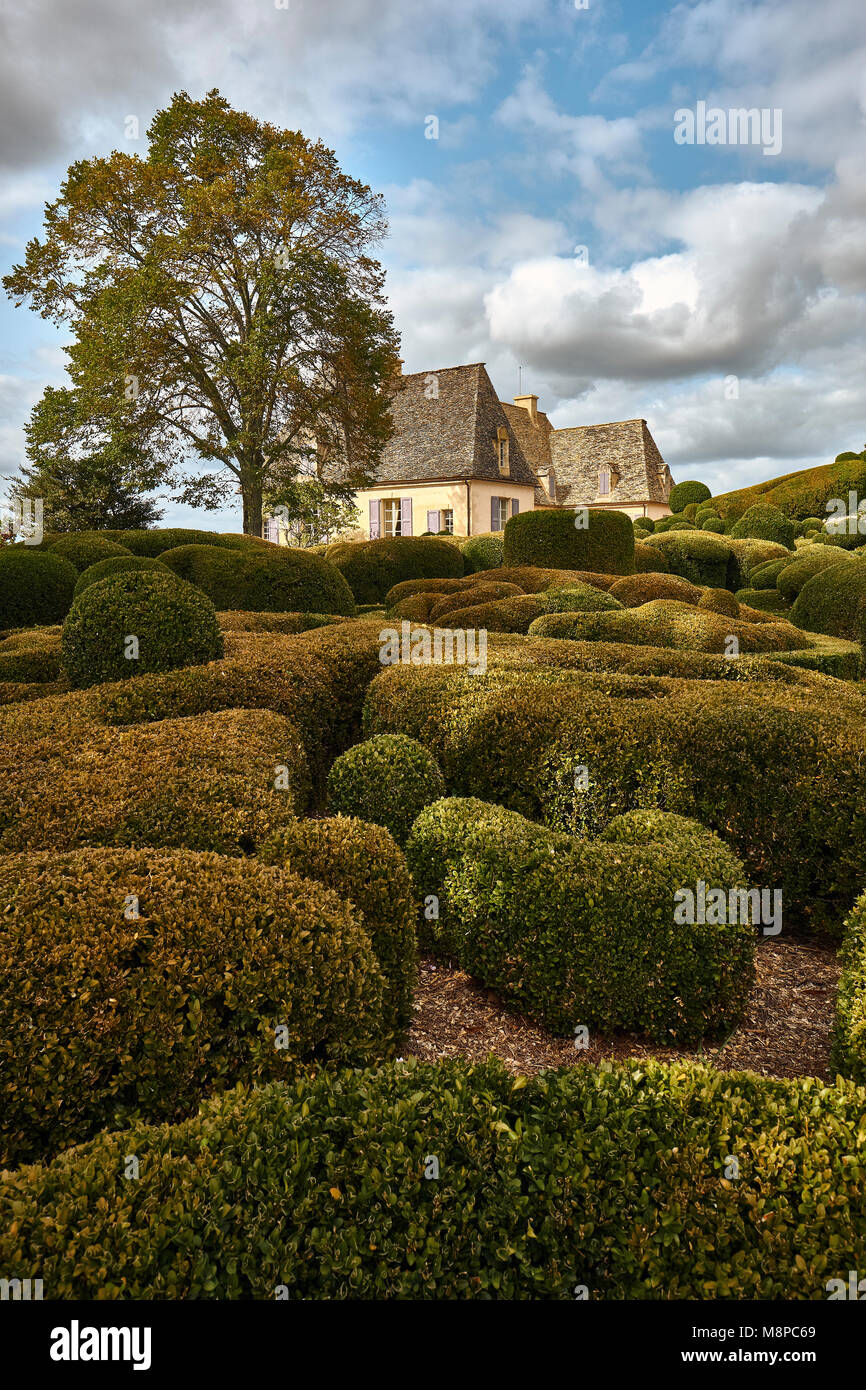 Il castello e i giardini di Marqueyssac un incantevole girandola di siepi di bosso impostato in alto sopra il fiume Dordogna Vezac in Francia.. Foto Stock