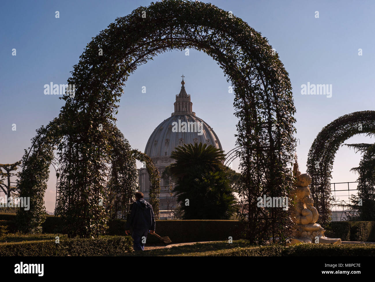 Città del Vaticano. Vista della cupola della Basilica di San Pietro da giardini vaticani. Vaticano. Foto Stock