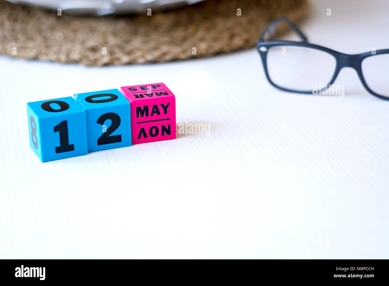 Moderno calendario perpetuo composta di cubi colorati e impostata alla data del 12 maggio Foto Stock