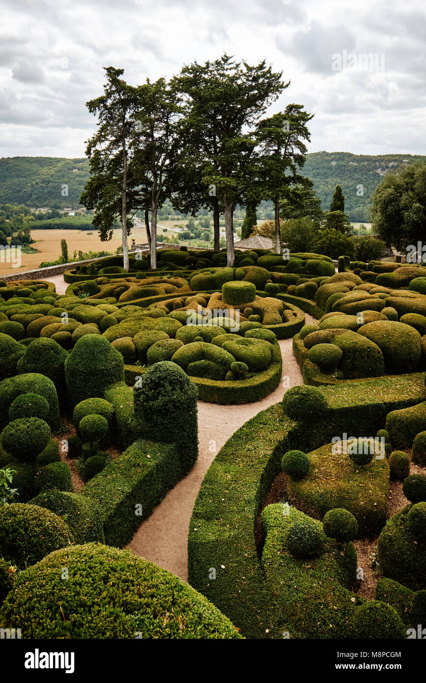 Il castello e i giardini di Marqueyssac un incantevole girandola di siepi di bosso impostato in alto sopra il fiume Dordogna Vezac in Francia Europa Foto Stock