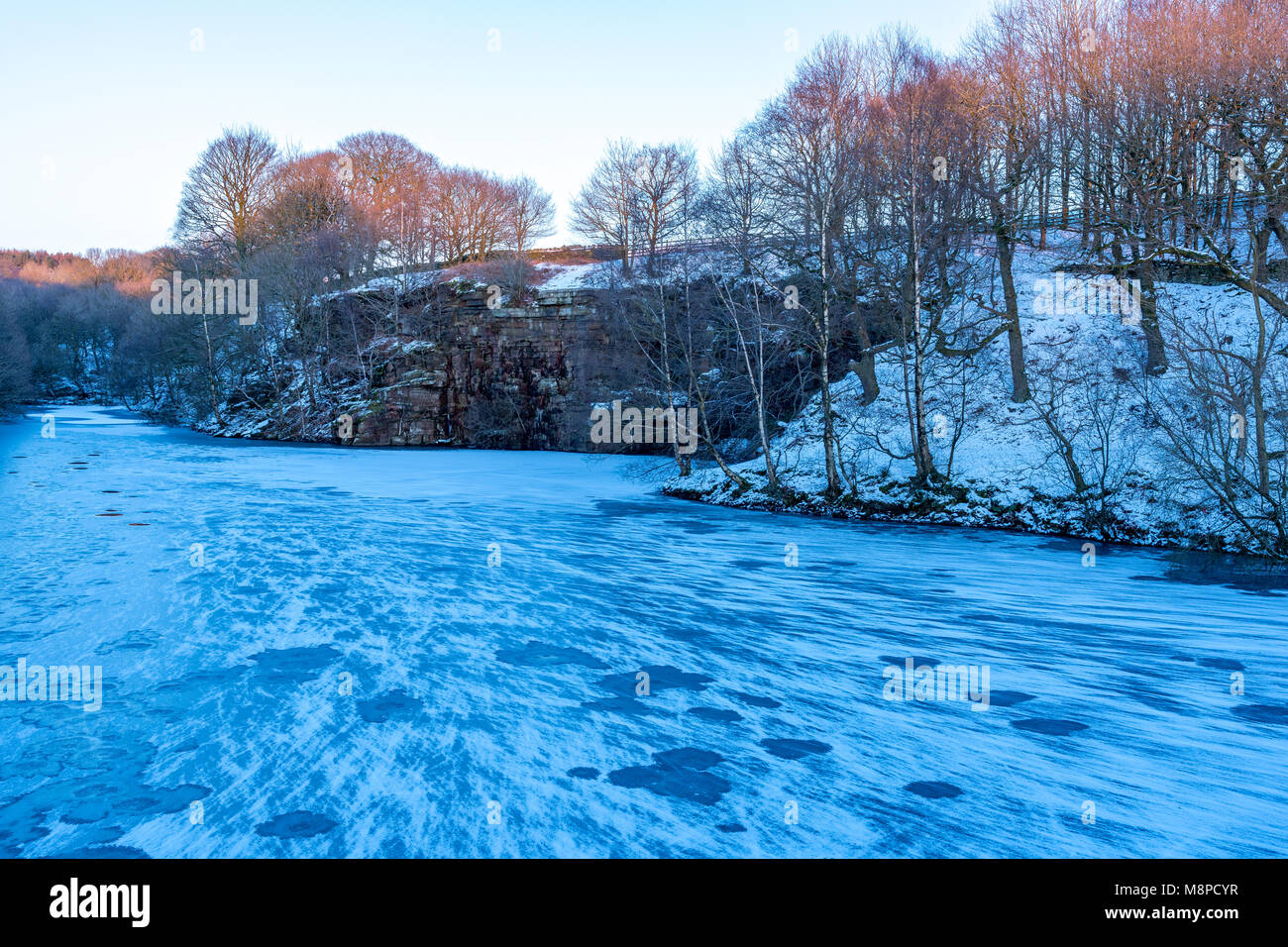 Acque congelate nelle acque del serbatoio Anglezarke Chorley Lancashire Regno Unito Foto Stock