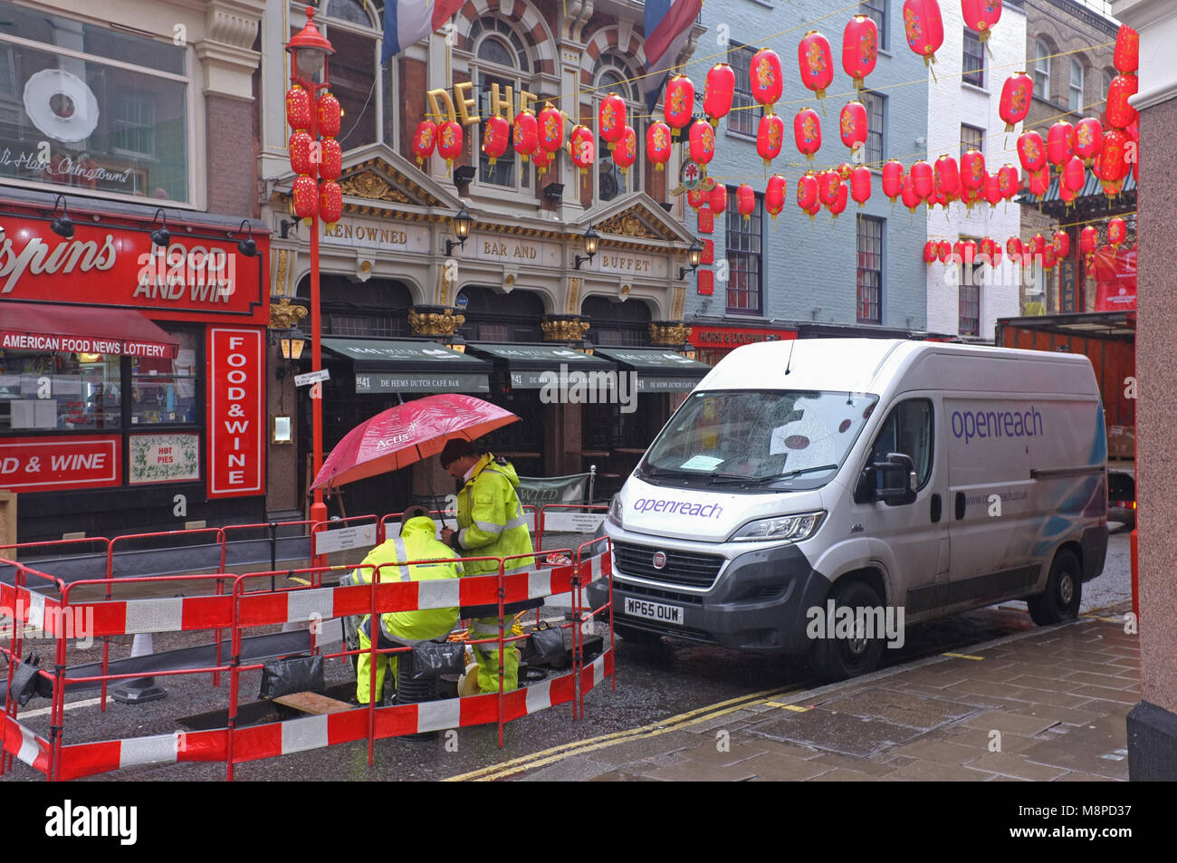 BT aprire raggiungere ingegneri sotto la pioggia a Soho, Londra. Foto Stock