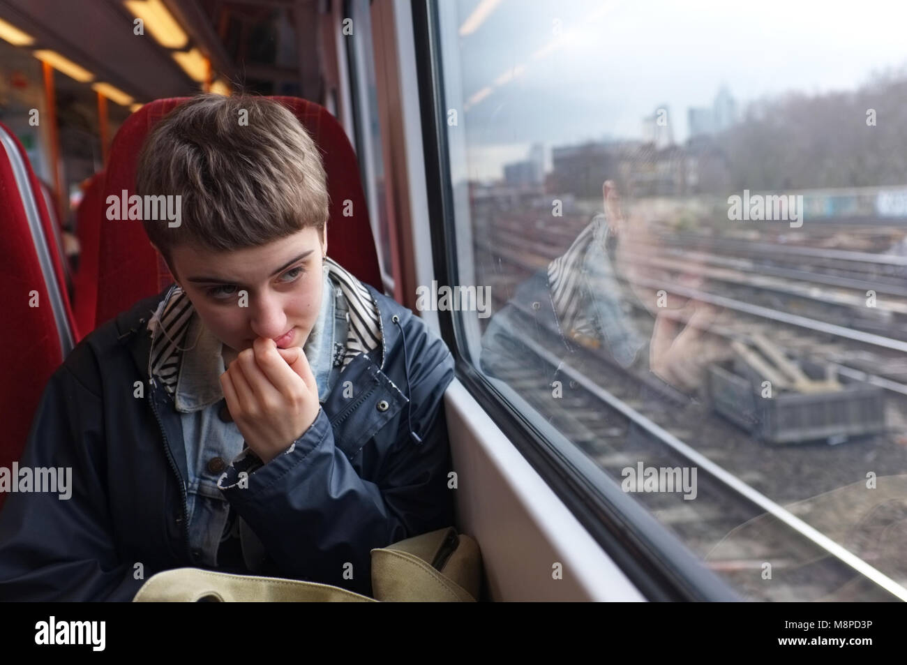 Un nervoso ragazza di un treno. Foto Stock