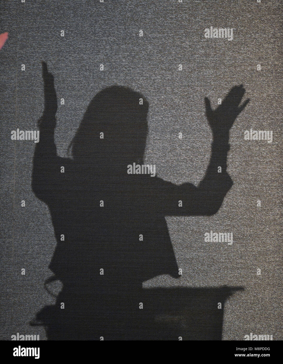 Silhouette di altoparlante femmina a podio Foto Stock