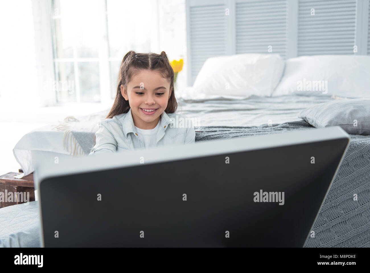 Bella ragazza felice usando il monitor di un computer Foto Stock