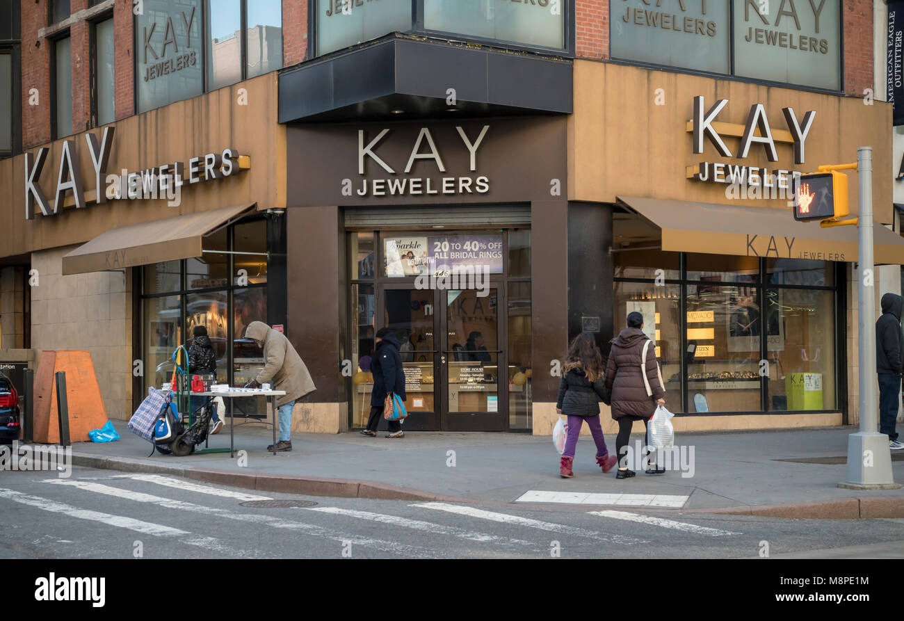 Kay gioiellerie nel centro di Brooklyn a New York Domenica Marzo 18, 2018, 2018. La zona è stata per anni un medio e inferiore shopping economico strip ma a causa di un maggiore sviluppo nel settore, in particolare hi-rise appartamento di lusso edifici, catene di negozi di fascia alta e i rivenditori sono in movimento. Gli affitti sono in aumento e la più piccola e MOM memorizza pop, così come le catene regionali sono costretti a uscire. (Â© Richard B. Levine) Foto Stock