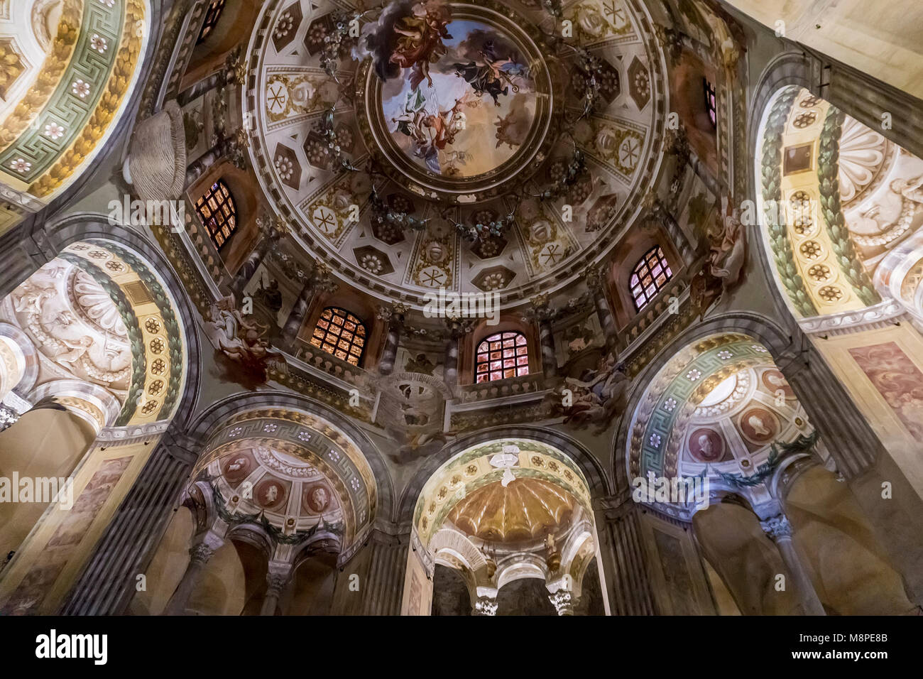 RAVENNA, Italia - 16 febbraio 2018: dettaglio interno della Basilica di San Vitale a Ravenna, Italia. È uno dei più importanti esempi di inizio di Cristo Foto Stock