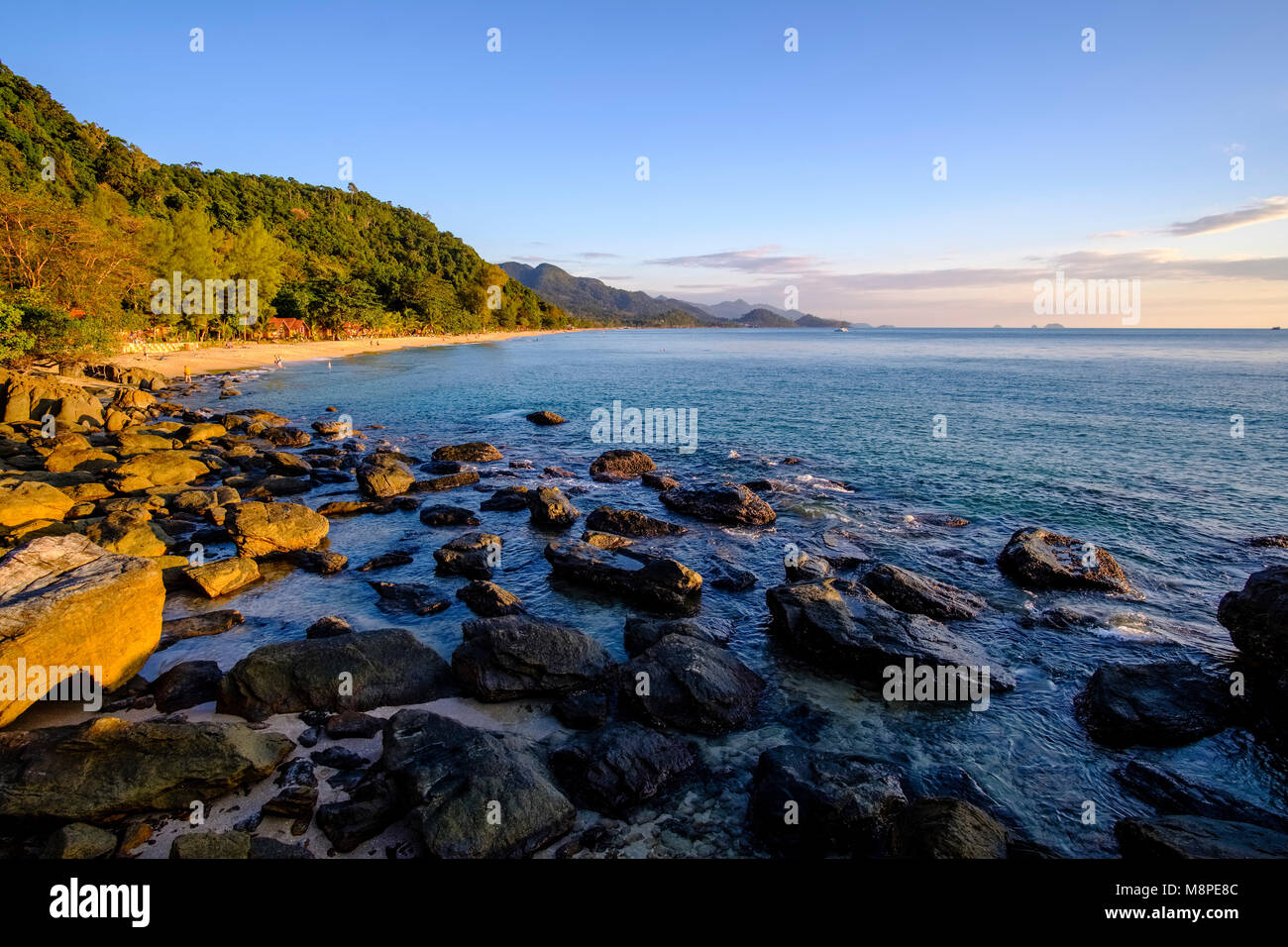 Paesaggio di spiaggia di sabbia bianca con le colline e il mare di Koh Chang Foto Stock