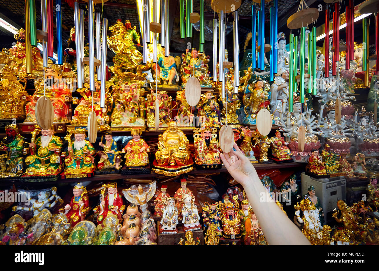 Mano di holding turistiche campane tradizionale al mercato con negozio di souvenir a Bangkok, in Thailandia Foto Stock
