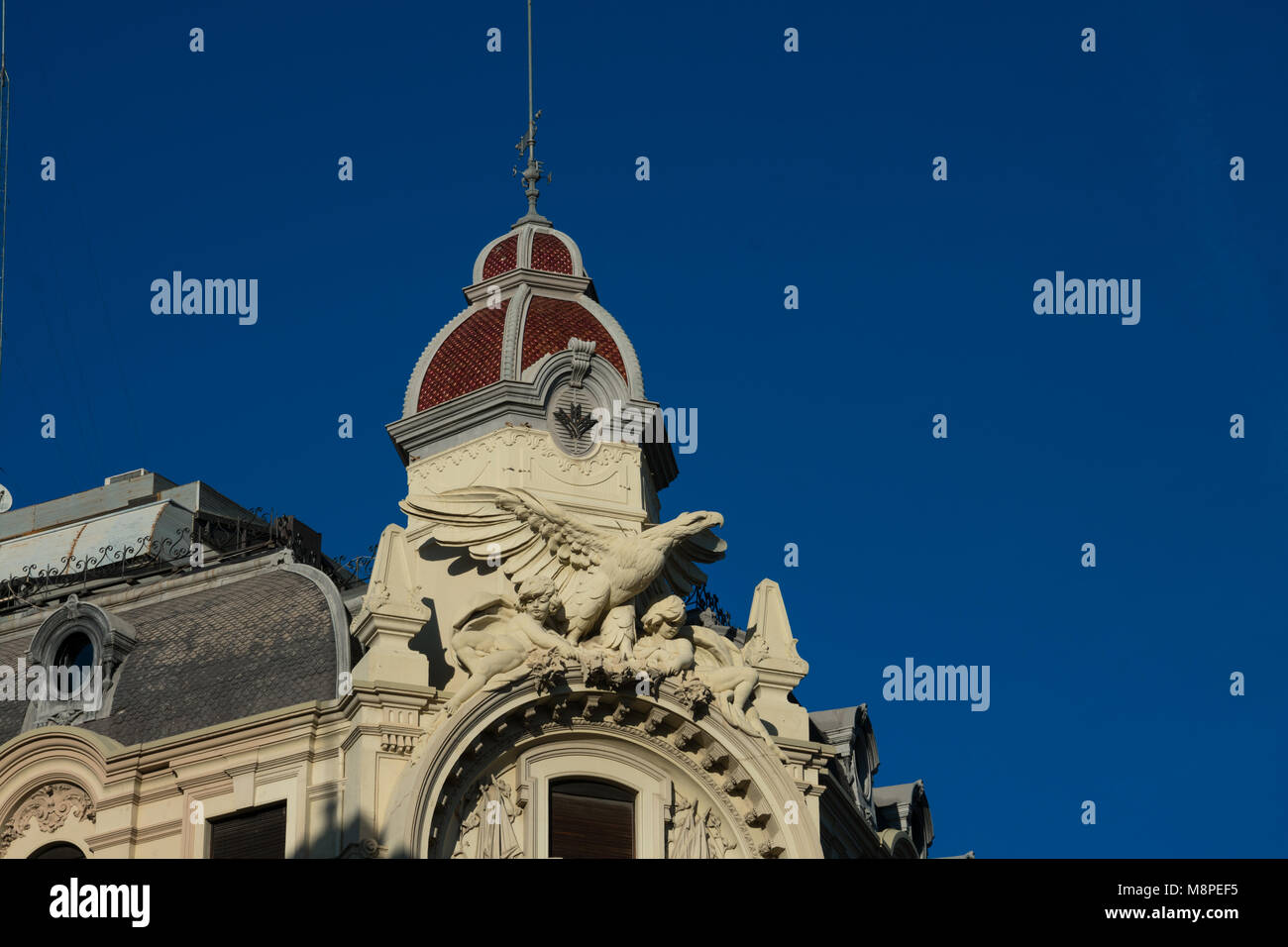 Vecchio edificio con un aquila scultura. Granada, Spagna Foto Stock