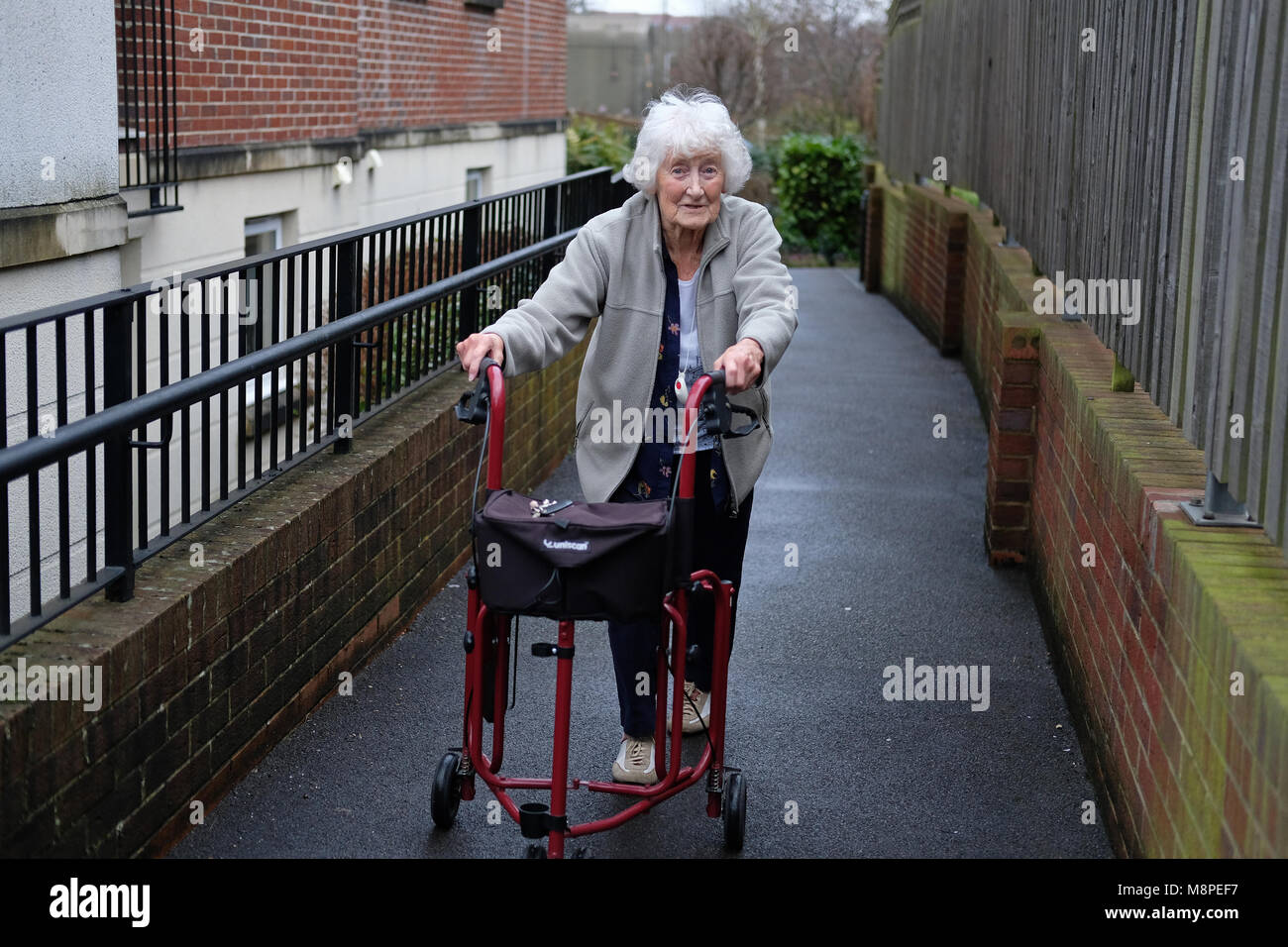 Una vecchiaia titolare di pensione o di rendita con un telaio a piedi. Foto Stock