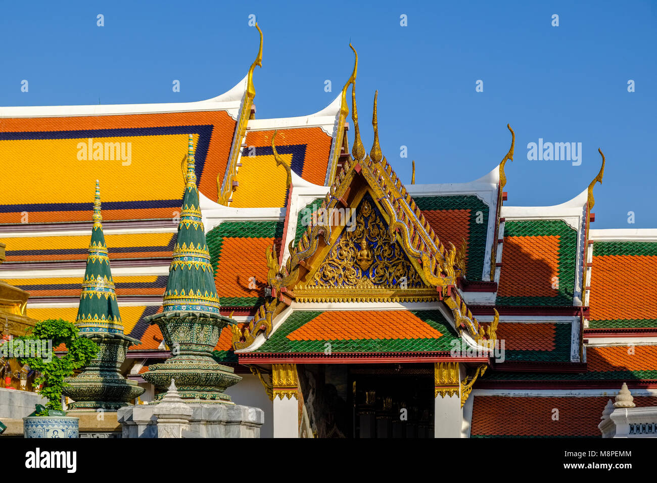 Tetti colorati di armonici edifici e pagode sono in tutto il Grand Palace Foto Stock