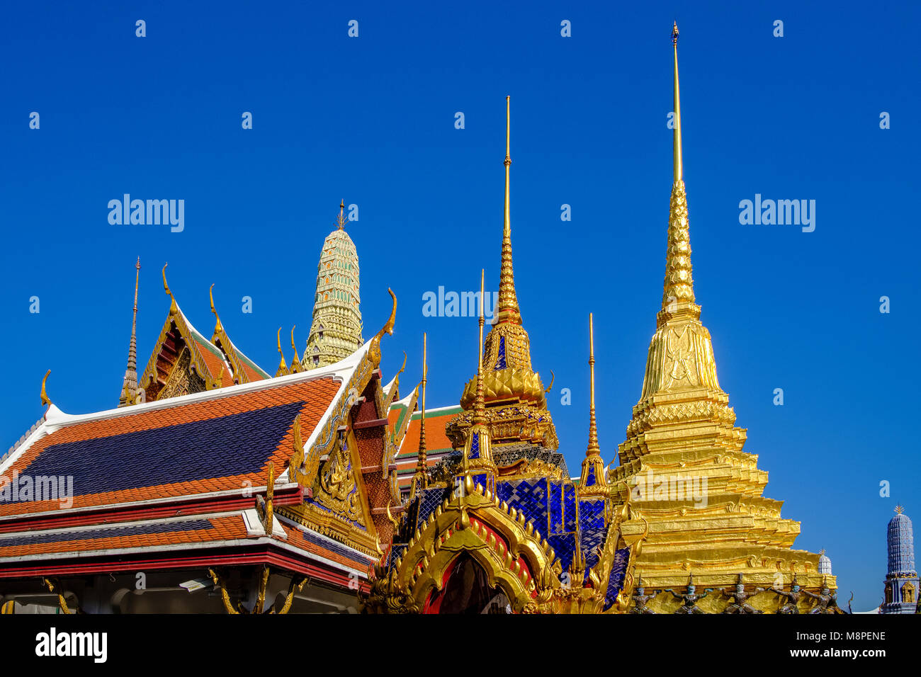 Tetti colorati di armonici edifici e pagode sono in tutto il Grand Palace Foto Stock