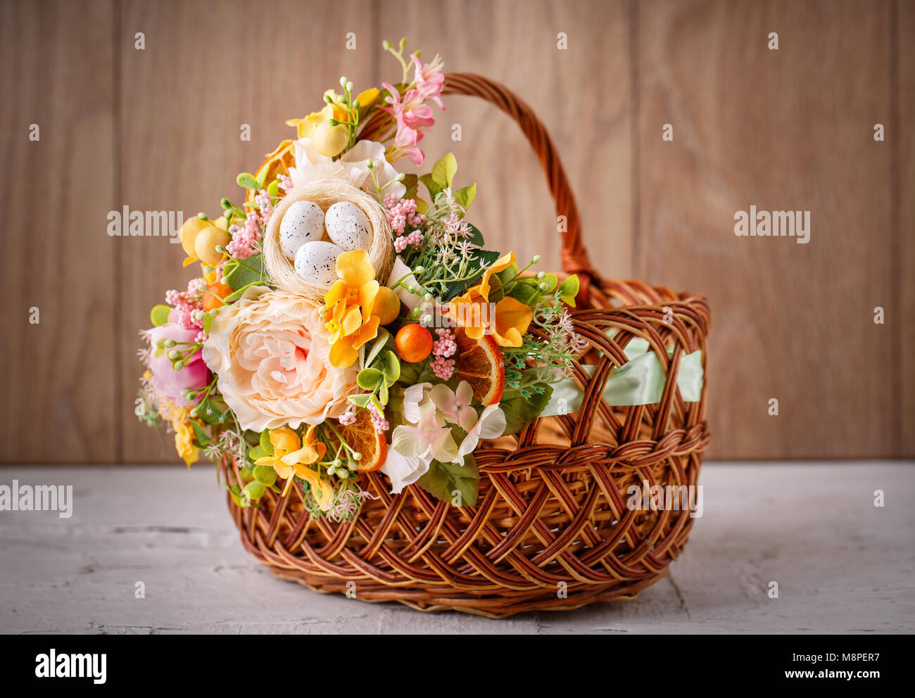 Cesto di pasqua. Cesto di Pasqua decorate con fiori e composizione di uova  di quaglia Foto stock - Alamy