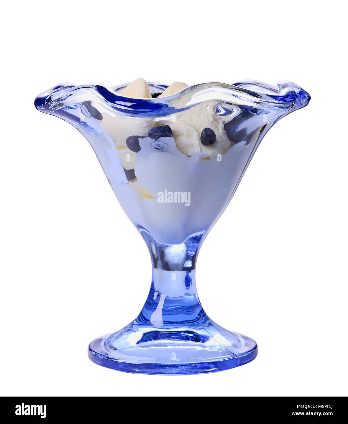 Gelato alla crema con mirtillo nero in un vetro blu ice-cream recipiente isolato su bianco Foto Stock