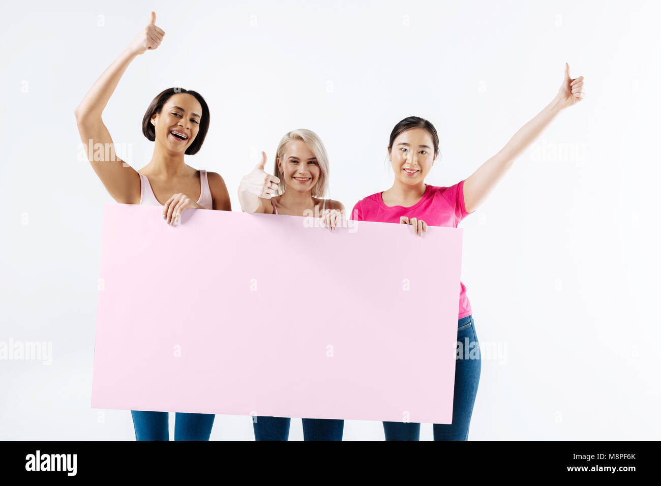 Positivo felici donne che mostra pollice su gesti Foto Stock