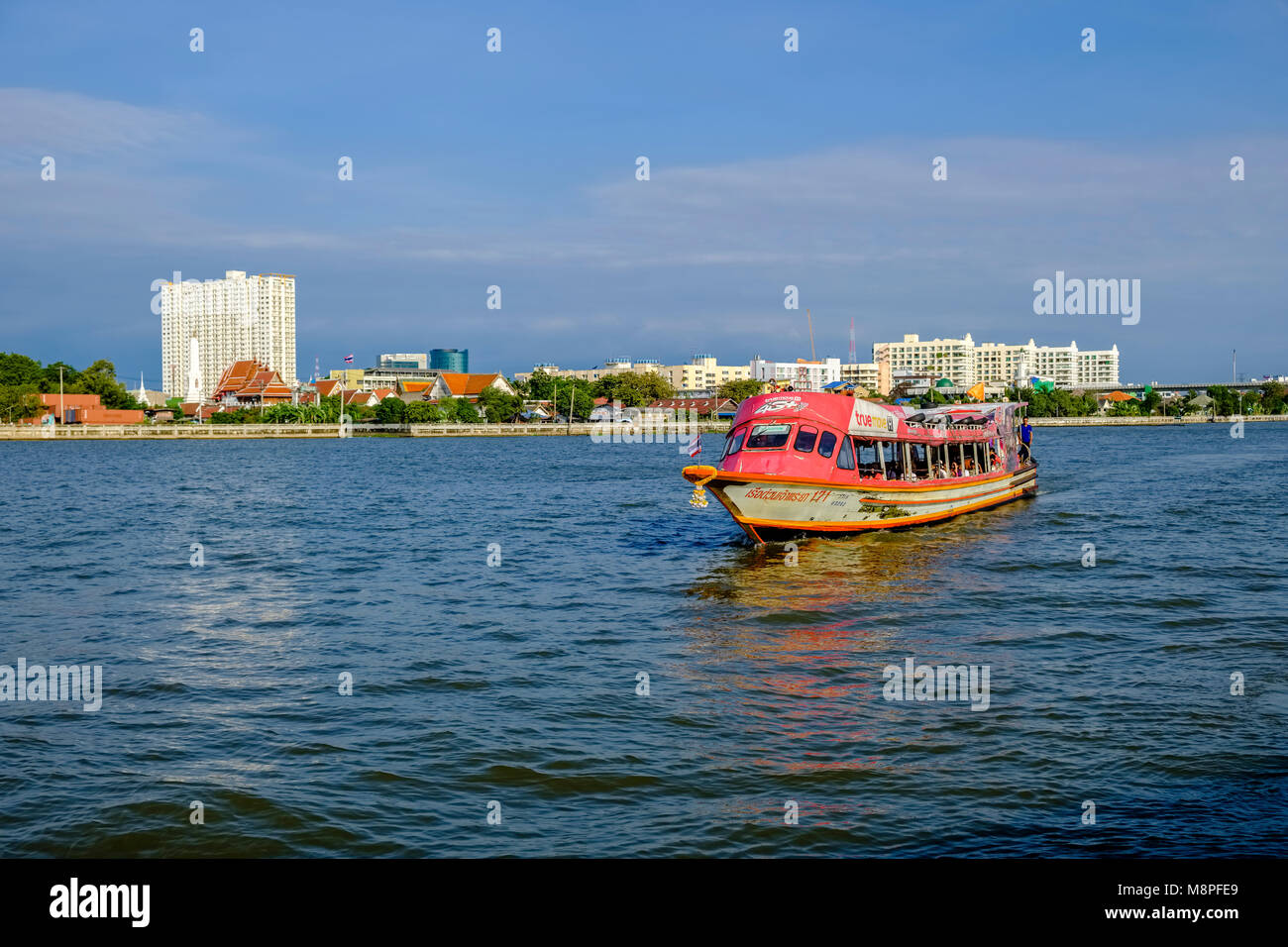 Un locale traghetto attraversa il fiume Chao Phraya Foto Stock