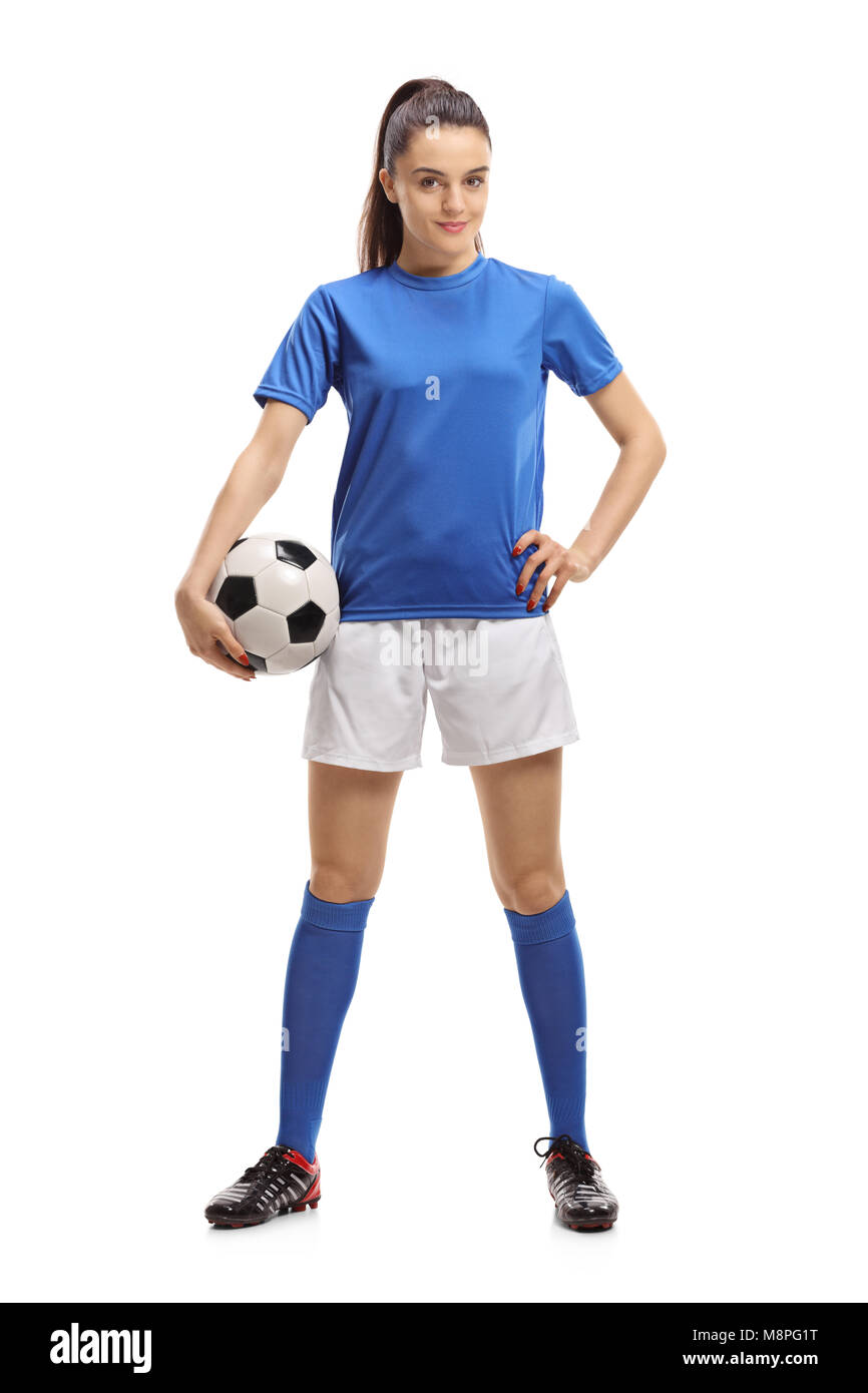 A piena lunghezza verticale di una femmina di giocatore di calcio con un pallone da calcio isolati su sfondo bianco Foto Stock