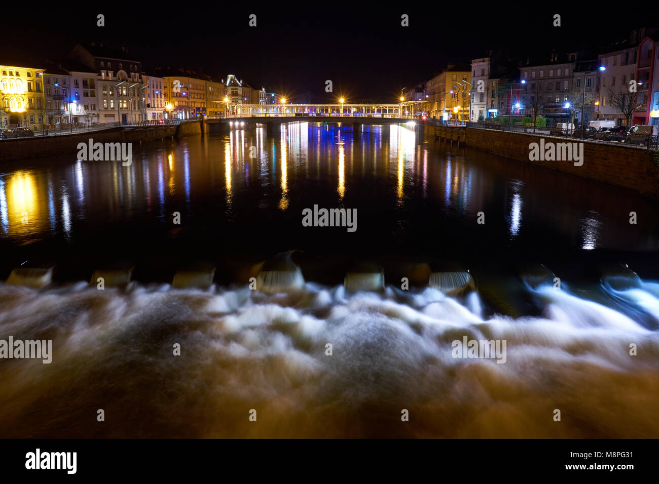 Epinal fiume Moselle e Ponte Night Shot con lungo esporre Foto Stock