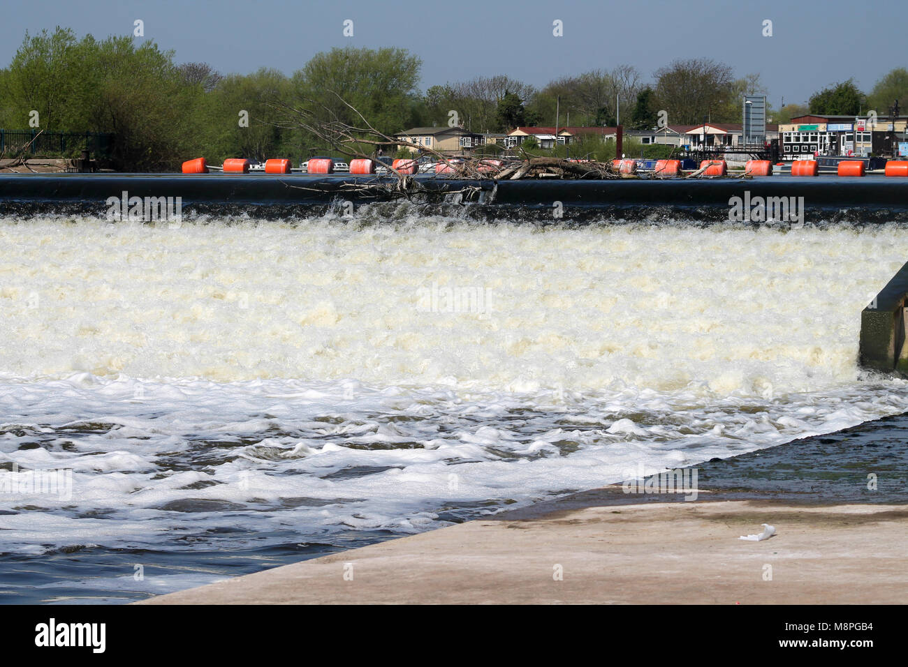 Sfioratore overflow sul fiume trent, Inghilterra, Regno Unito, in estate Foto Stock