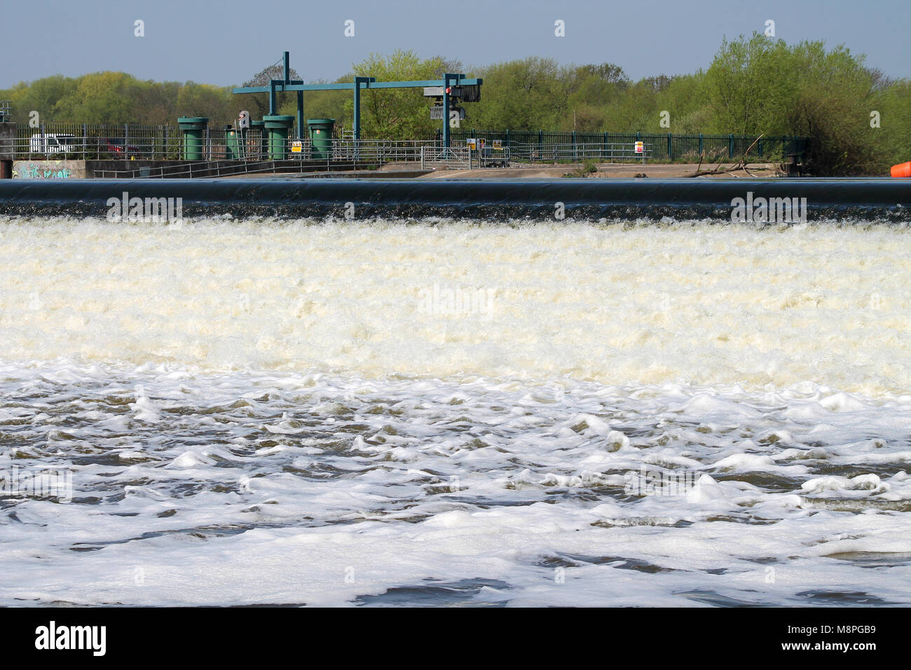 Sfioratore overflow sul fiume trent, Inghilterra, Regno Unito, in estate Foto Stock
