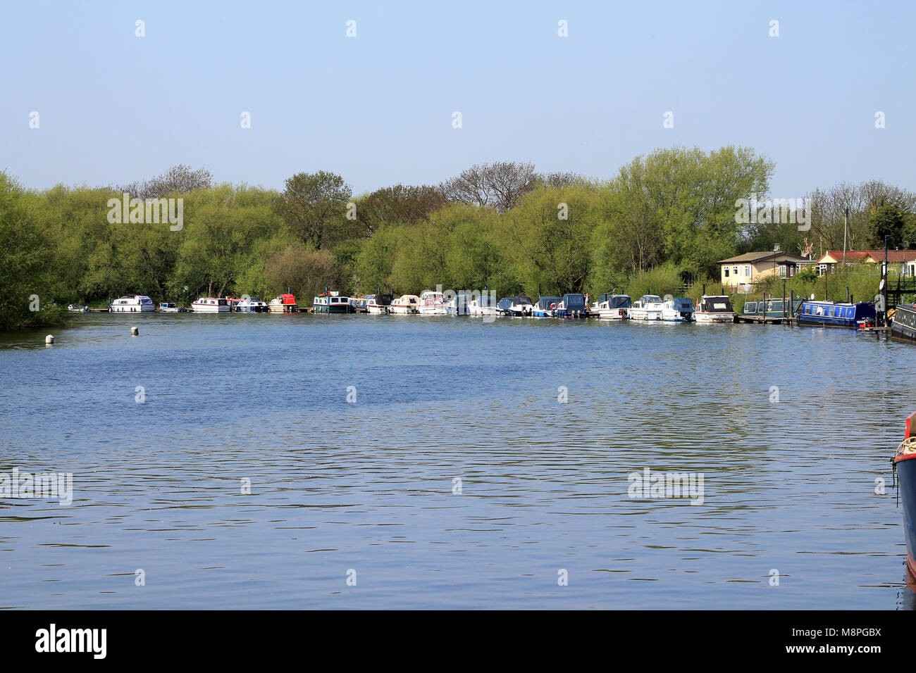 Barche ormeggiate in attesa di cancelli di blocco per aprire a beeston si blocca sul fiume trent, Nottingham, Inghilterra, Regno Unito Foto Stock